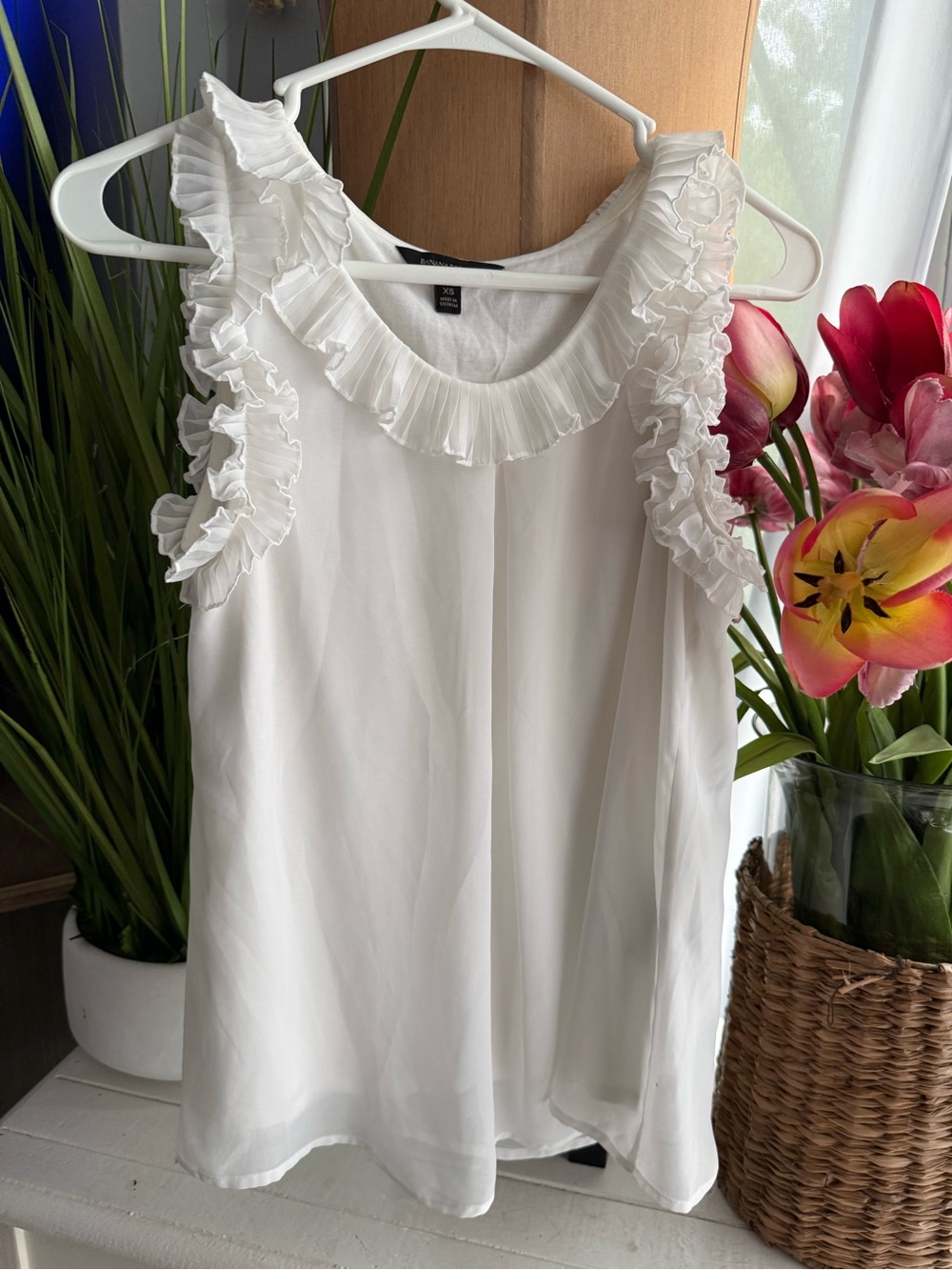 Banana Republic White Ruffle Trim Sleeveless Camisole
